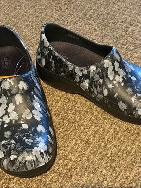 CROCS Neria Pro II Women's Black & White Floral Work Clog NWT
